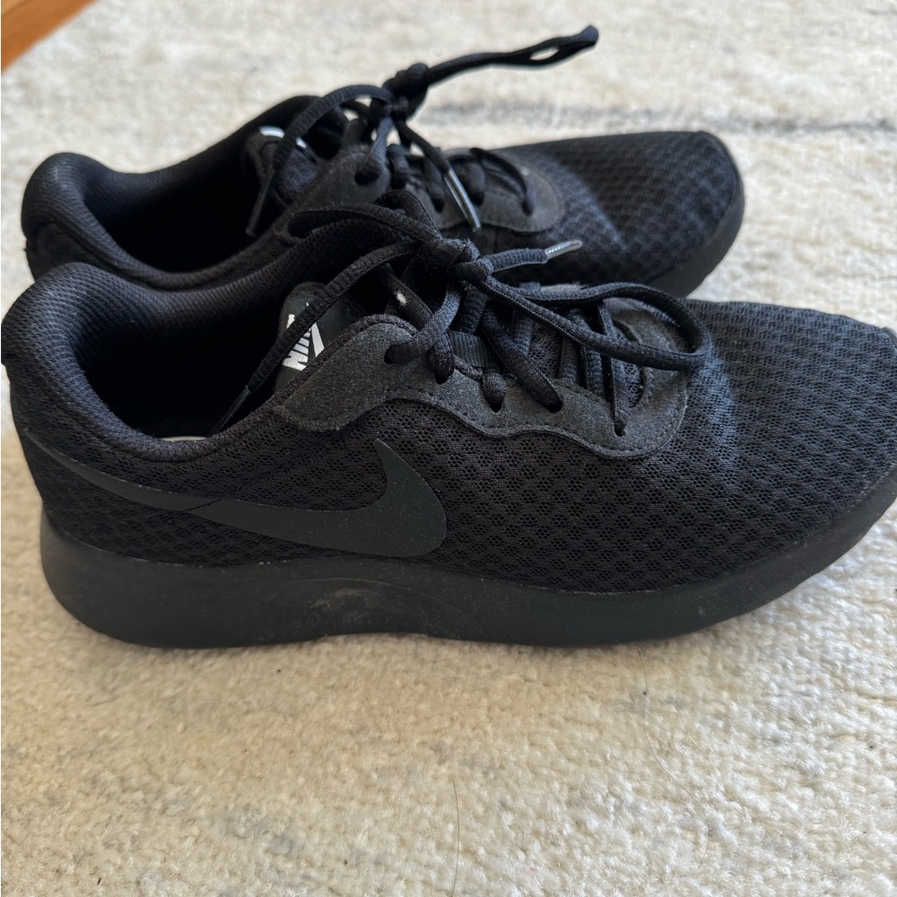 Nike Women’s Black Tanjun Shoes Size 7
